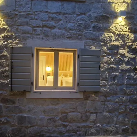 Viu2 Castle * Kastela