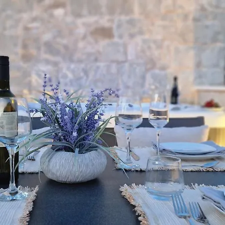 Viu2 Castle * Kastela